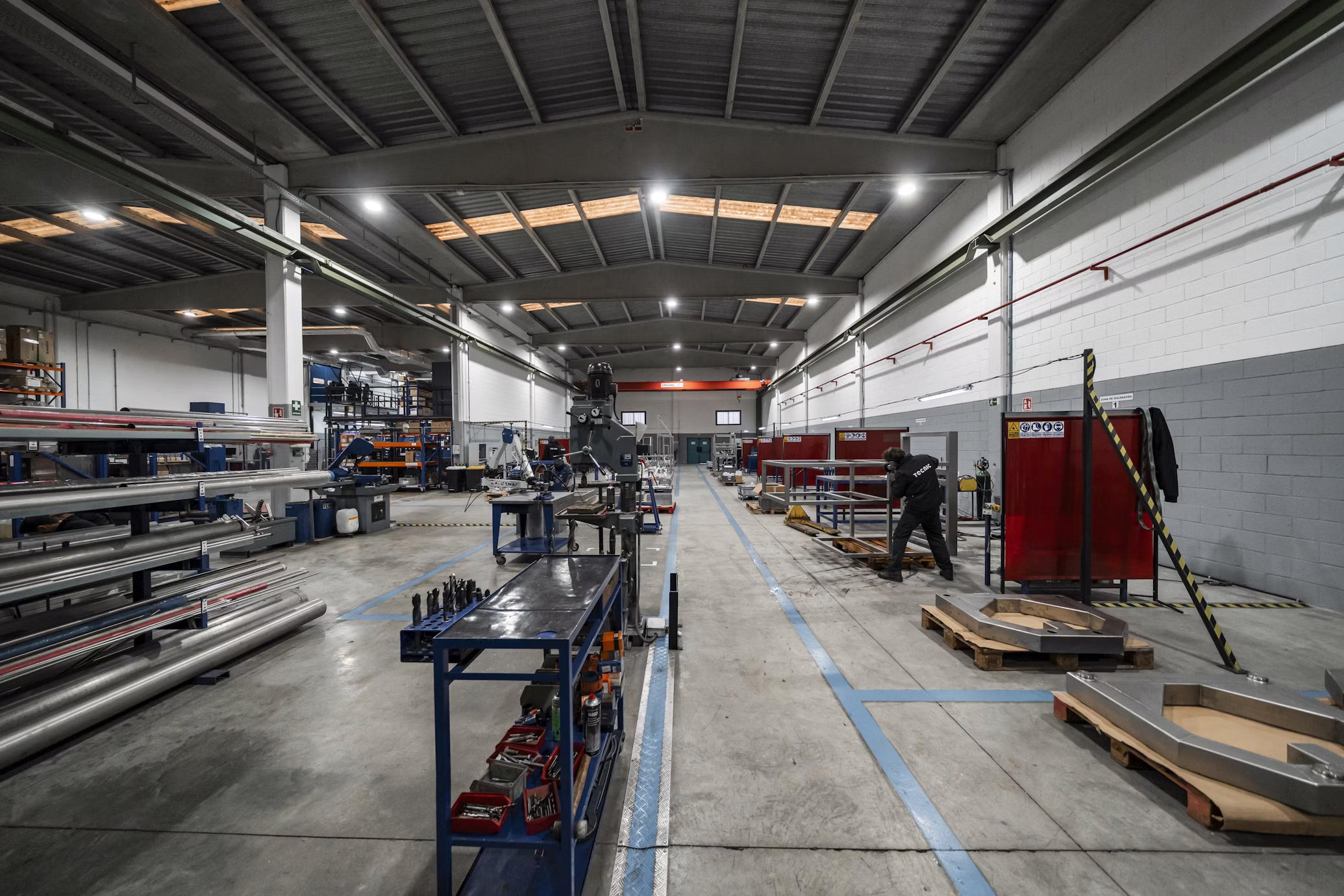 Intérieur d'une usine avec matériel et ouvriers